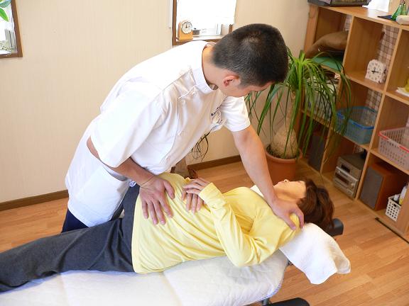 最後に骨格のゆがみ、例えば仙骨・骨盤のゆがみなど、カイロプラクティックの技術を用いて、ソフトに調整していきます。