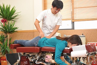トムソンベッドを使ったﾎﾞｷﾎﾞｷしない骨盤矯正です♪