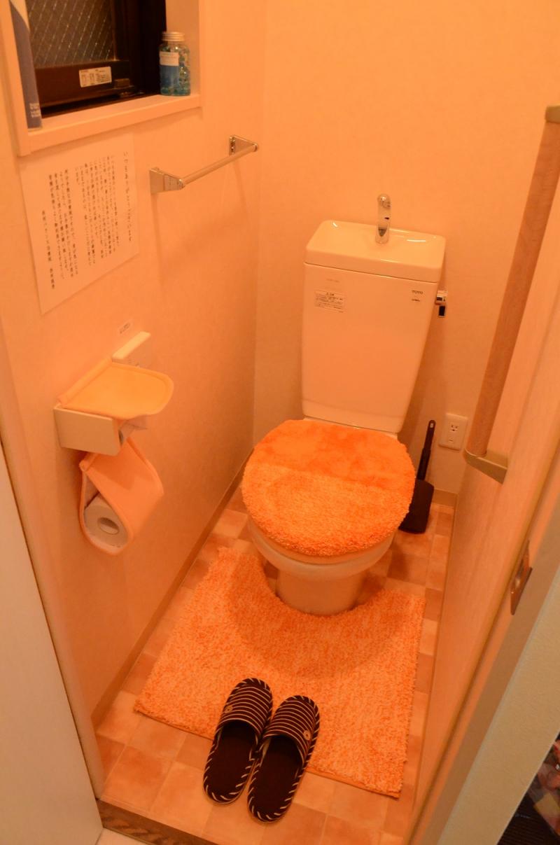 朝と昼休み掃除しております。流水音をお使いください。立ち上がりやすいように手すりも付けています。