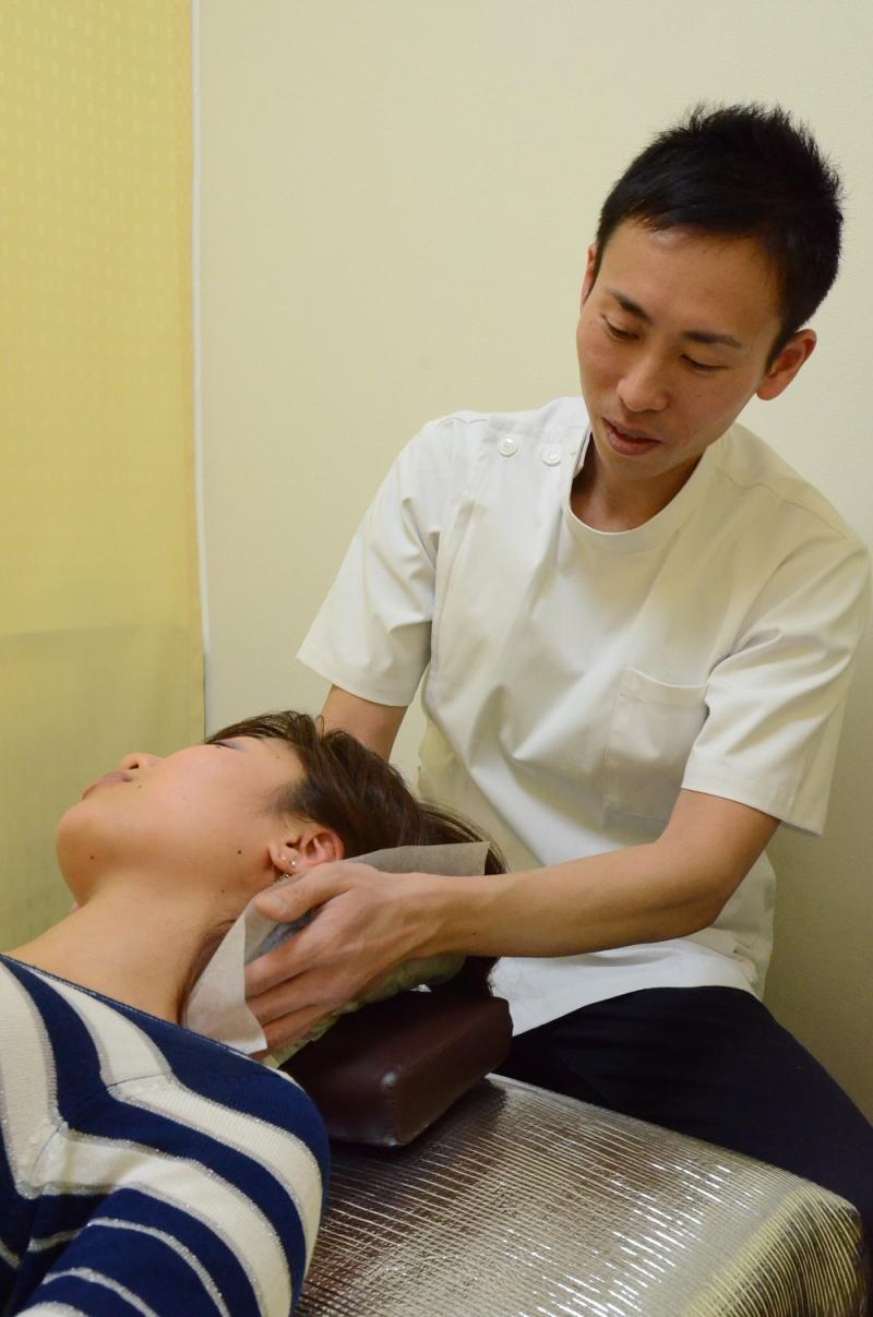 首の調整です。首は頭とカラダをつなぐ大切な部位。しっかり調整します。