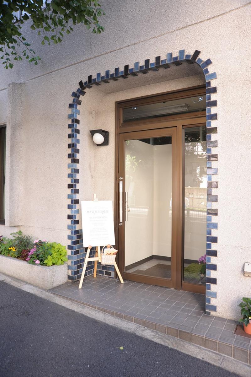 青いタイルのアーチが目印です。