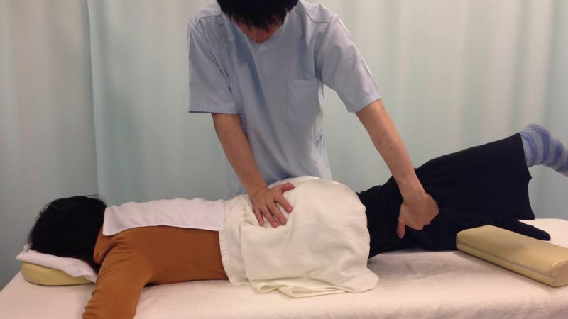 骨盤をバキバキボキボキしないで歪みを取ります。