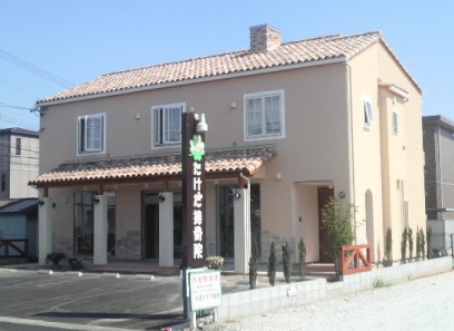 正面に３台、隣に６台駐車場完備。安心してお車で来て頂けます。